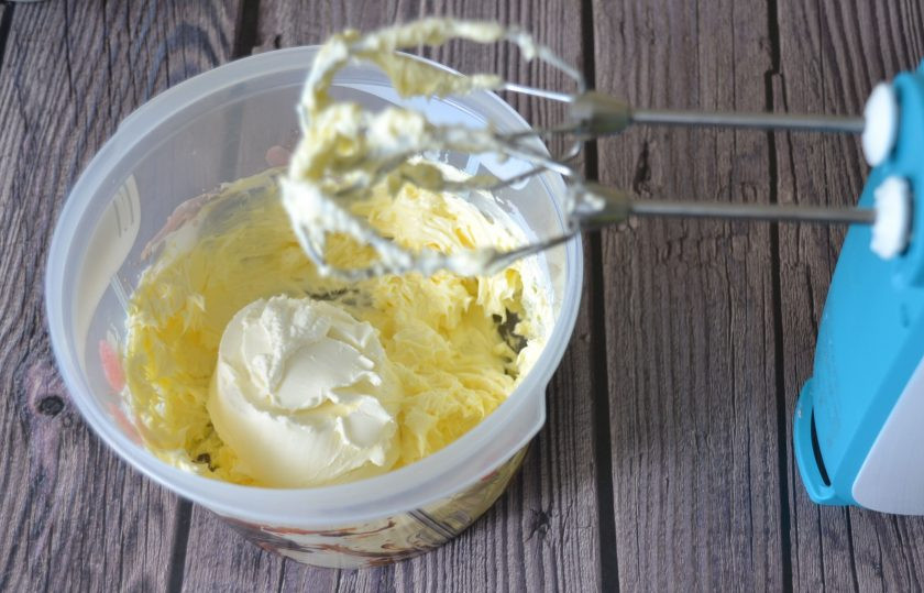 1. Этап. Самый простой морковный торт: Добавьте сливочный сыр.