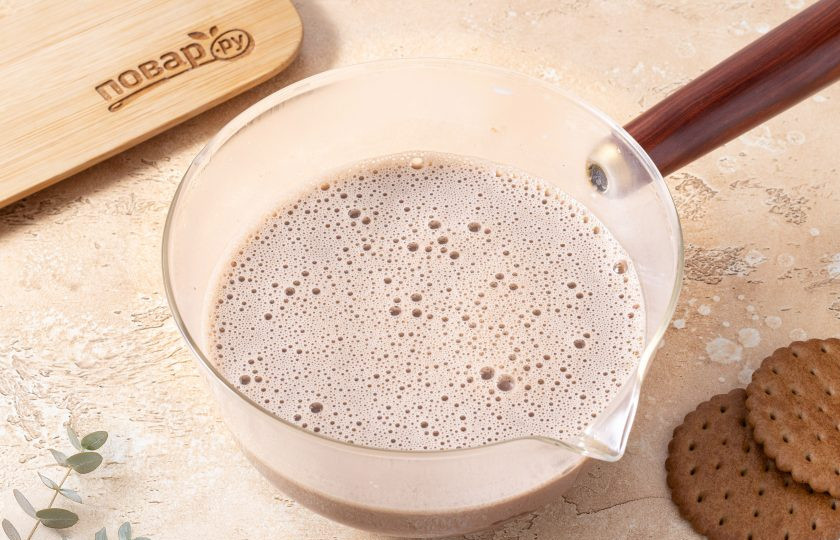 1. Этап. Какао классический: Убавьте огонь на минимальный и доведите напиток почти до кипения. Интенсивно перемешайте венчиком и снимите с плиты.