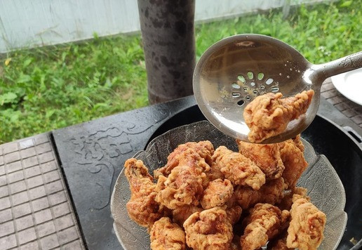 1. Этап. Хрустящие крылышки в остро-сладком соусе: Курицу необходимо обжарить дважды, дав ей отдохнуть 5-6 минут между подходами. Двойная обжарка обеспечивает максимальный хруст панировки.