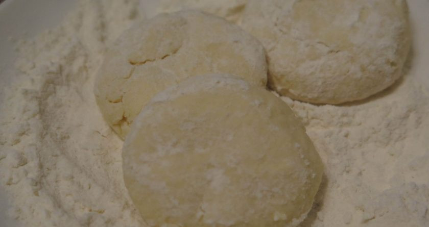 1. Этап. Сырники из прокисшего творога: 4. Из полученного теста отщипываем шарики, раскатываем их, придавая ровную форму, и после придавливаем рукой. Так у нас получится типичная форма сырников. Обваливаем каждый в муке и отправляем на сковороду.