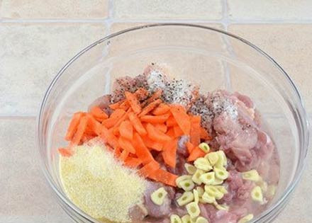 1. Этап. Куриный рулет в желе: 3. В глубокой мисочке соединить мясо и овощи. Посолить и поперчить по вкусу, добавить любимые специи для курицы. Всыпать желатин и влить около половины стакана теплой воды.