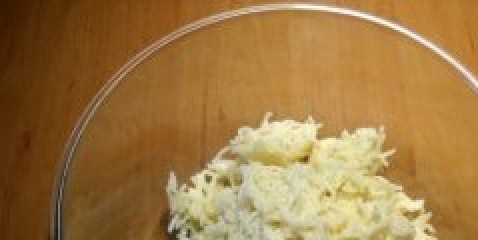 1. Этап. Запеканка из творога и вермишели: Отварите вермишель и поместите ее в глубокую тарелку.