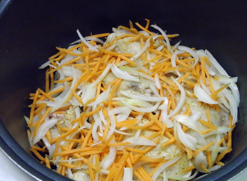 1. Этап. Курица с гречкой в мультиварке: Добавьте измельченные овощи в процессе обжарки к мясу. Перемешайте.