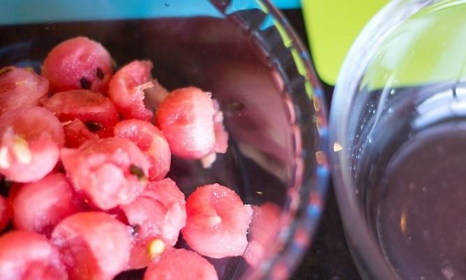 1. Этап. Фруктовый салат в арбузе: 6. Аккуратно удалите семечки.