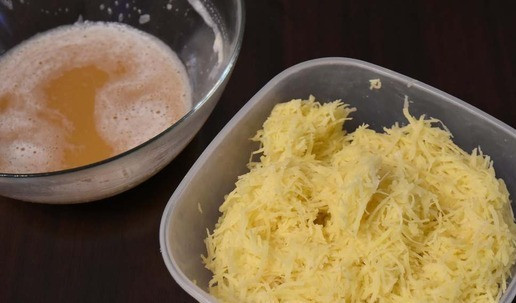 1. Этап. Хашбраун в вафельнице: Картофельную соломку отжимаю от лишней влаги. Вес готового продукта 700 граммов. Получившуюся жидкость отставляю в сторону. На дне посуды должен осесть картофельный крахмал, который я добавлю в картофельную массу.