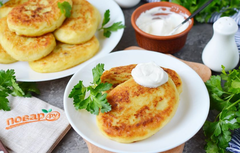 1. Этап. Фаршированные картофельные оладьи: Подавайте оладьи теплыми со сметаной или другим любимым соусом. Приятного аппетита!