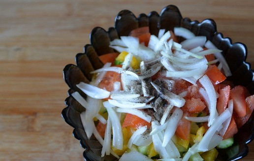 1. Этап. Салат из индейки и овощей Восточный: Кладём овощи в салатницу к индейке. Лук режем стрелками. Лучше брать красный лук, он менее агрессивный. Добавляем по вкусу соль, перец, масло.