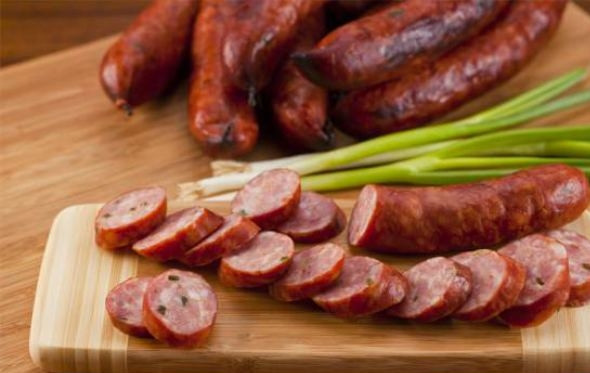 1. Этап. Колбаса Одесская: Коптите колбаски при температуре 20-25 градусов в течении двух суток, если предпочитаете холодный способ копчения. При горячем способе температура должна достигать 80-85 градусов ( изделия коптится 3,5 – 4 часа). Важно дать колбаске обсохнуть в проветриваемом прохладном помещении также после копчения. Приятного аппетита!