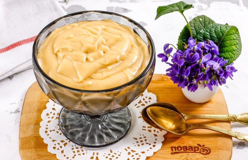 1. Этап. Крем из ряженки: Выложите крем из ряженки в пиалы или креманки, накройте пищевой пленкой стык в стык и остудите, затем подайте к столу. По желанию в горячий крем можно вмешать сливочное масло, если вы любите более масляные десерты.