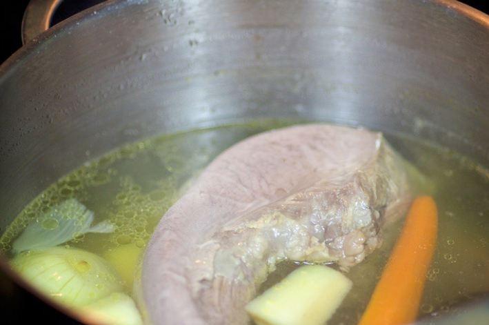 1. Этап. Язык заливной: 3. Отправьте язык в кипящий бульон, проварите пару минут и добавьте соль.