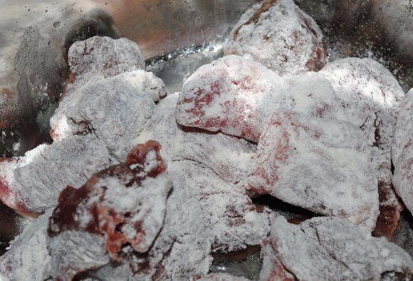 1. Этап. Венгерский гуляш из говядины: Обжарьте обвалянное в муке мясо в кастрюле на растительном масле.