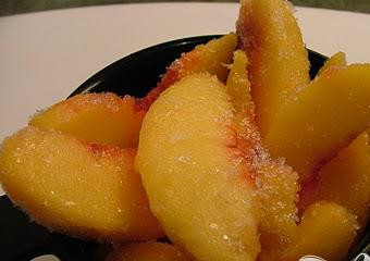 1. Этап. Витаминный напиток Зимнее искушение: 1. Вы можете наслаждаться неповторимым вкусом напитка круглый год, но независимо от сезона предварительно заморозьте измельченные персики, чтобы готовый коктейль приобрел нужную температуру и консистенцию.