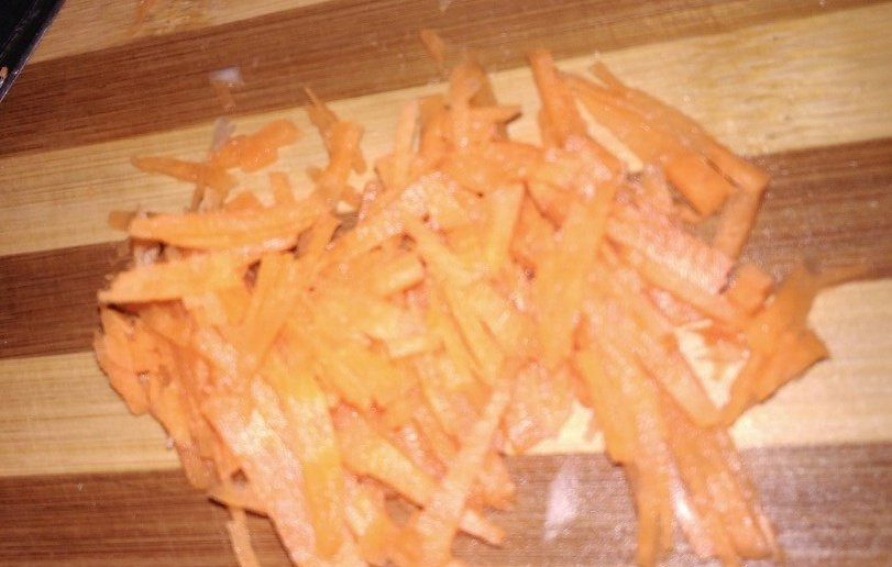 1. Этап. Суп с куриными фрикадельками и овощами: 6. К луку добавьте морковь, нарезанную соломкой. Жарьте до золотистого цвета, после чего отправьте в суп.