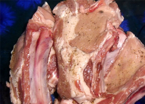 1. Этап. Шашлык из ребрышек: Мясо натереть солью, специями, обмазать маслом и сложить в миску.