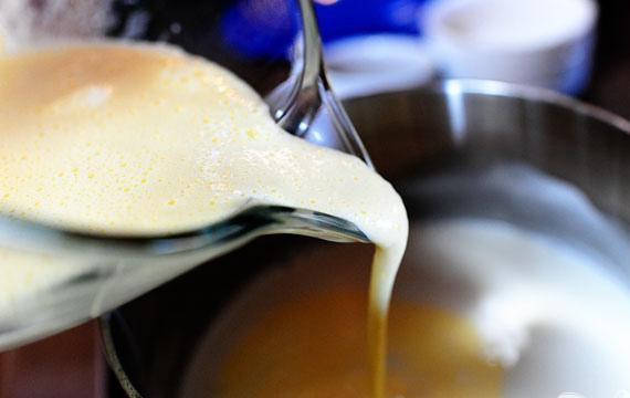 1. Этап. Мятно-ванильное сливочное мороженое: 4. Вылить желтки в кастрюлю с молочной смесью.