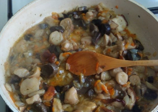 1. Этап. Грибная подлива к гречке: Когда овощи подрумянятся и станут мягкими. Добавьте на сковороду грибочков, порезанных не крупно.