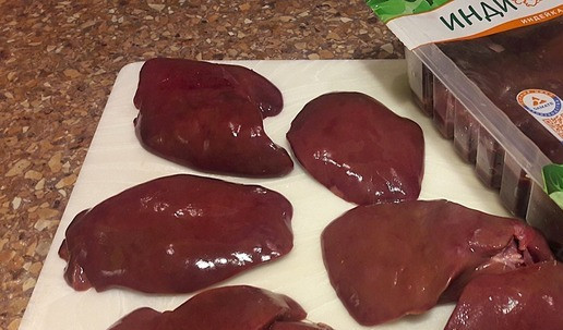 1. Этап. Салат с печенью индейки Новогодний: Печень индейки достать из упаковки. Промыть. Обсушить.