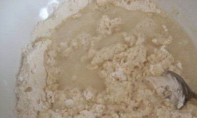 1. Этап. Постные вареники с капустой: Просеиваем в миску муку, добавляем соль и растительное масло. Затем добавляем воду.