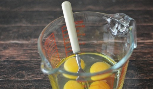 1. Этап. Омлет с помидорами и зелёным луком: В миску вбейте яйца, добавьте соль по вкусу. Вилкой взбейте яйца до однородности.