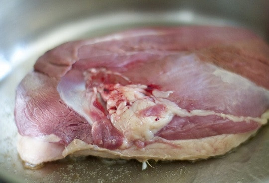 1. Этап. Филе утки в апельсиновом соусе: 4. На сковороде с разогретым растительным маслом обжарьте утку, посолив и поперчив по вкусу.