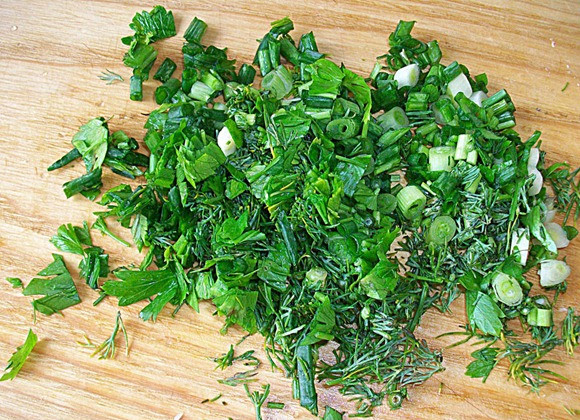 1. Этап. Соус из сметаны и майонеза: Мелко режем зелень (если нет блендера).