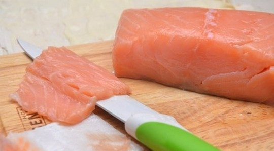 1. Этап. Лаваш с сыром, и семгой, и зеленью: 2. Красную рыбку срезаю острым ножом с кожуры и нарезаю тонкими ломтиками.