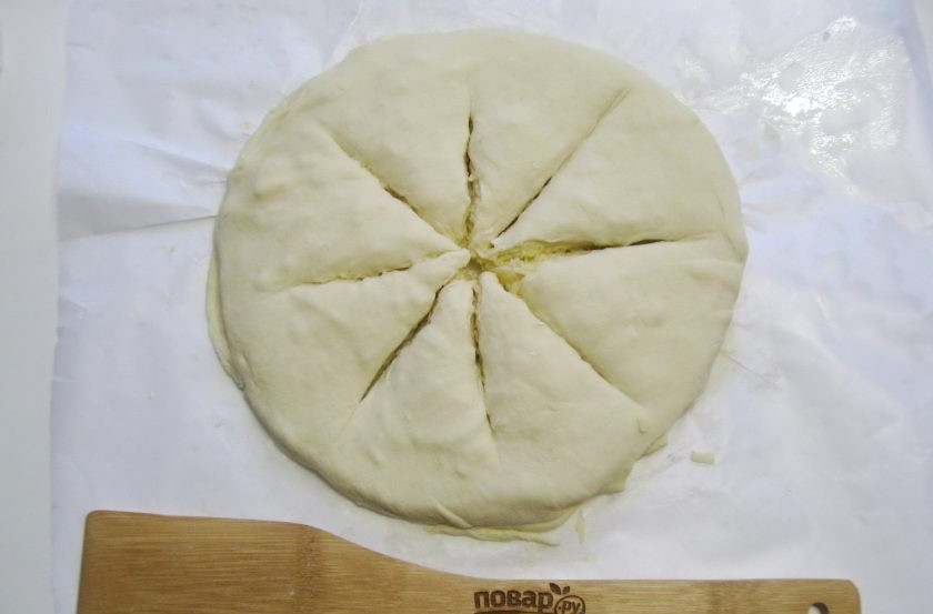 1. Этап. Итальянский хлеб с сыром: Разрежьте все слои теста на треугольники, как показано на фото.