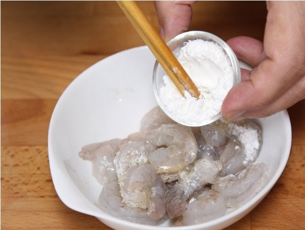 1. Этап. Креветки с яйцом: Креветки посыпьте солью, перцем и крахмалом (его возьмите 2 ст. ложки). Дайте креветкам немного постоять и промариноваться.