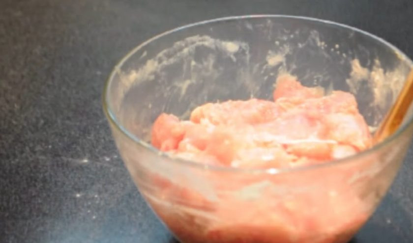 1. Этап. Карбонад из курицы (или индейки): 2. Добавьте соду, полейте ее соком лимона, хорошо при этом перемешивая. Добавьте крахмал и снова перемешайте.