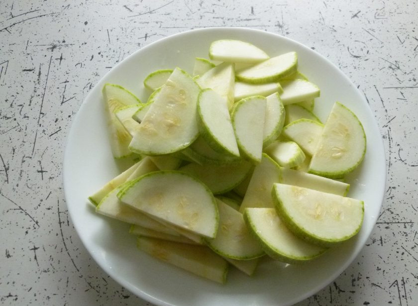 1. Этап. Турлу: Кабачок нарежьте пластинами.