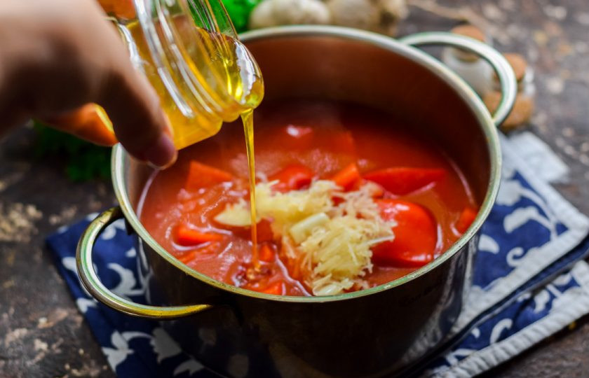 1. Этап. Лечо с медом: Спустя время добавьте в лечо мед, пропущенный через пресс чеснок, соль и уксус. Проварите 3 минуты и снимите с огня.