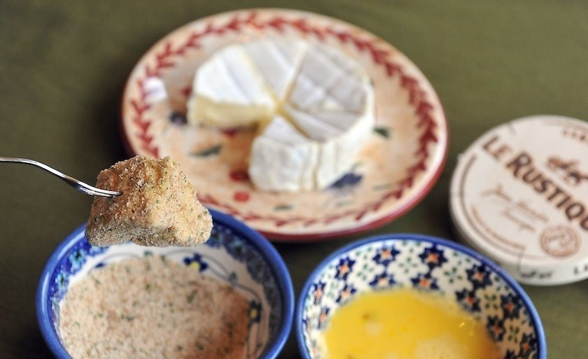 1. Этап. Жареный сыр Камамбер: Окуните кусочки в сухари. Аналогично проделайте этот же процесс с остальными кусочками сыра.