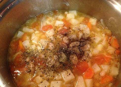 1. Этап. Суп с фасолью и шпинатом: 7. Добавим базилик и черный перец.