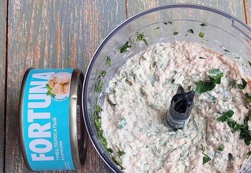 1. Этап. Кутабы с творогом и тунцом: Снова измельчить, начинка готова. P.S. Начинку можно использовать как намазку на бутерброды, на хлебцы, крекеры.