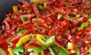 1. Этап. Заправка для борща на зиму: Затем добавьте перец и перемешайте все овощи. Спустя минут 15 внесите в ёмкость помидоры. Засыпьте соль и всё хорошо размешайте. Через 10 минут влейте уксус.