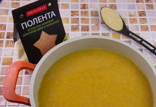 1. Этап. Суп-пюре с полентой, тыквой и креветками: Ввести в полученную массу тонкой струйкой чечевично-злаковую поленту. Варить, постоянно помешивая, 10-15 минут, до ее готовности.