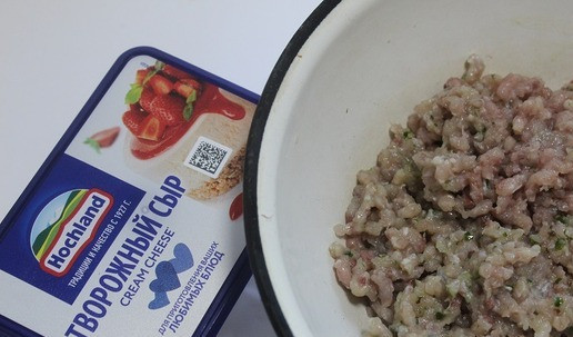 1. Этап. Рыбные зразы: Прокрутить рыбное филе вместе с луком и петрушкой через мясорубку два раза.