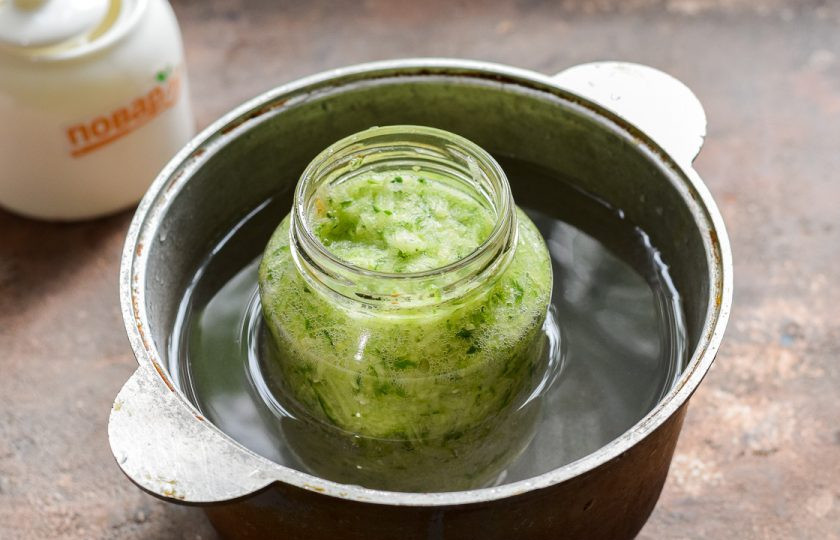 1. Этап. Тертые огурцы на зиму в банках: Пастеризуйте огурцы 15 минут.