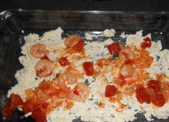 1. Этап. Лазанья с креветками: 10. На дно жаропрочной формы выложить примерно треть сырной начинки и немного креветок в соусе.