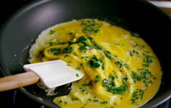 1. Этап. Омлет с пармезаном: 4. Далее влейте яичную массу на сковороду. Обжарьте до золотистой корочки по краям.