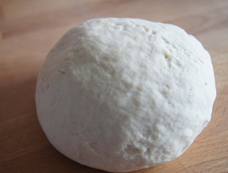 1. Этап. Тесто для пельменей на минералке: 5. Сформируйте из него крепкий шар и отправьте в холодильник на 30 минут. После этого из него можно лепить пельмени.