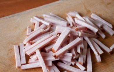 1. Этап. Салат от шефа: Такой же соломкой нарезаем ветчину.