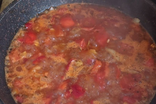 1. Этап. Густой суп испанских рыбаков Мармитако: Заливаем рыбный бульон или воду. Доводим до кипения.