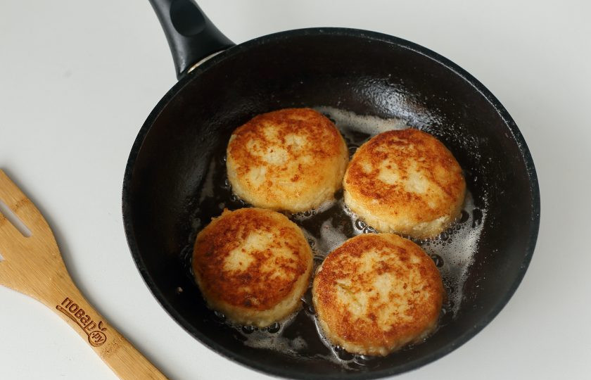 1. Этап. Котлеты из картофеля в мундире: Выкладывайте котлеты на раскаленную сковороду с маслом и жарьте на среднем огне с двух сторон до румяной корочки сверху.