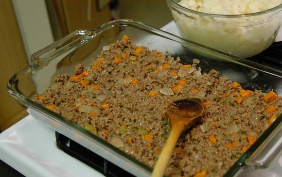 1. Этап. Английский Пастуший пирог классический: 13. В форму для запекания выложите нижним слоем мясную составляющую.