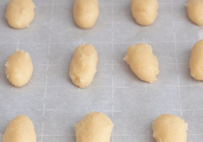 1. Этап. Миланское печенье: 2. На противень постелите бумагу для выпекания и с помощью столовой ложки сформируйте круглые печенья на расстоянии 3-5 см.