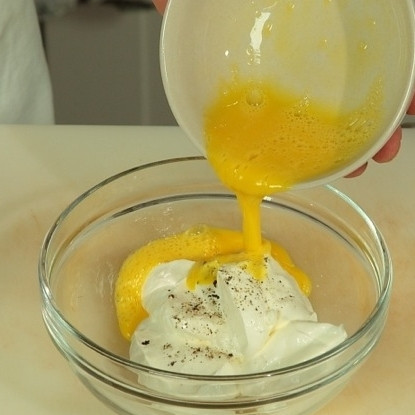 1. Этап. Баранина в йогурте: Тем временем занимаемся йогуртовым соусом. Для этого смешиваем йогурт, соль, перец и взбитые яйца. Перемешиваем до однородности.