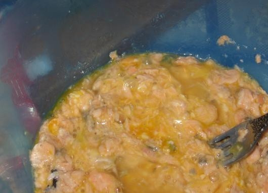 1. Этап. Быстрый рыбный пирог: Тщательно перемешайте рыбную консерву с сырыми куриными яйцами. Это можно сделать при помощи вилки или венчика.