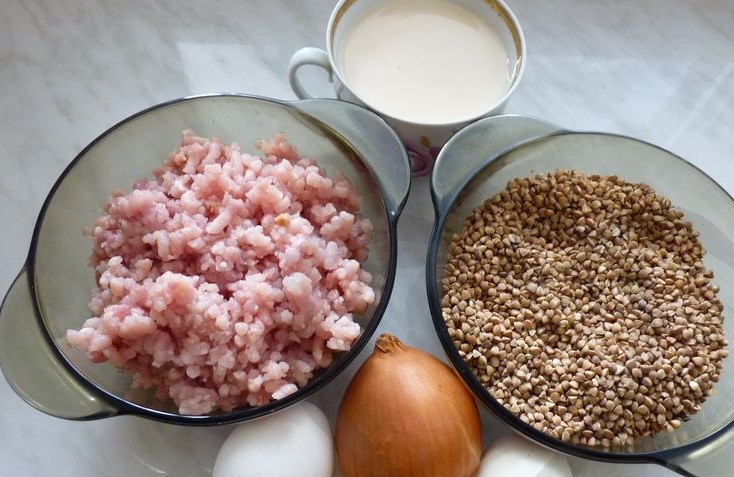1. Этап. Запеканка из гречки с фаршем: Отварите гречку в подсоленной воде. Фарш с луком поджарьте на сковороде. Специи по вкусу.