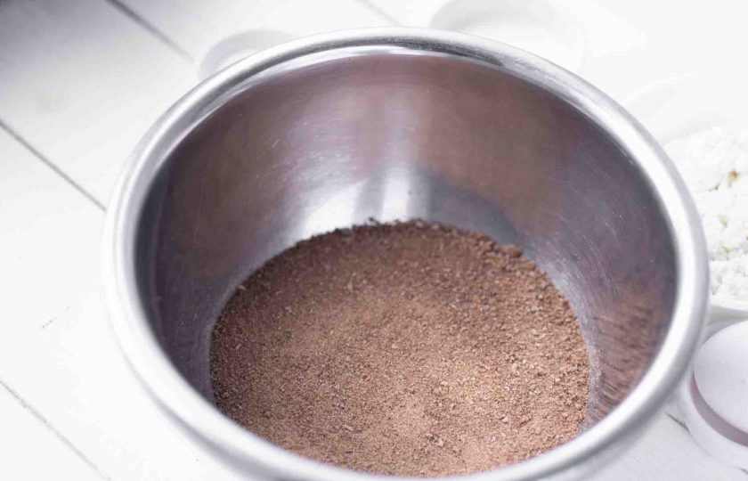 1. Этап. Диетические творожные хлебцы с отрубями: Если у вас отруби гранулированные, как у меня, то измельчите их с помощью блендера.